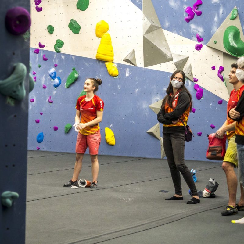 En uns entrenaments amb l'equip espanyol d_escalada, amb els competidors Iziar Martínez i Alberto Ginés, l'any 2021